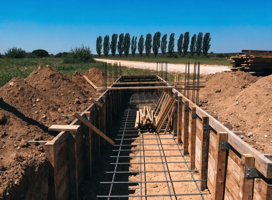 Gabbia di ferro d’armatura e casseri in cantiere