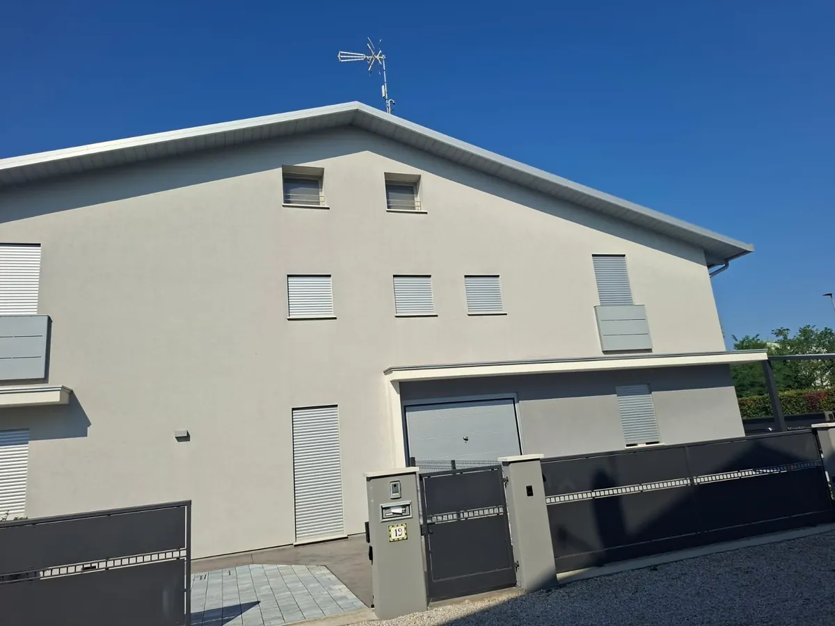Il prospetto laterale dell'edificio con gli accessi ai garage