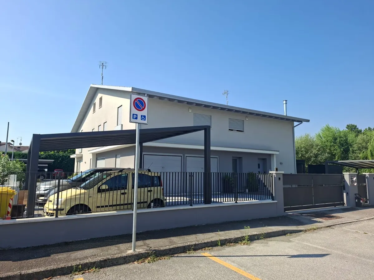 I posti auto coperti con le pergole in acciaio
