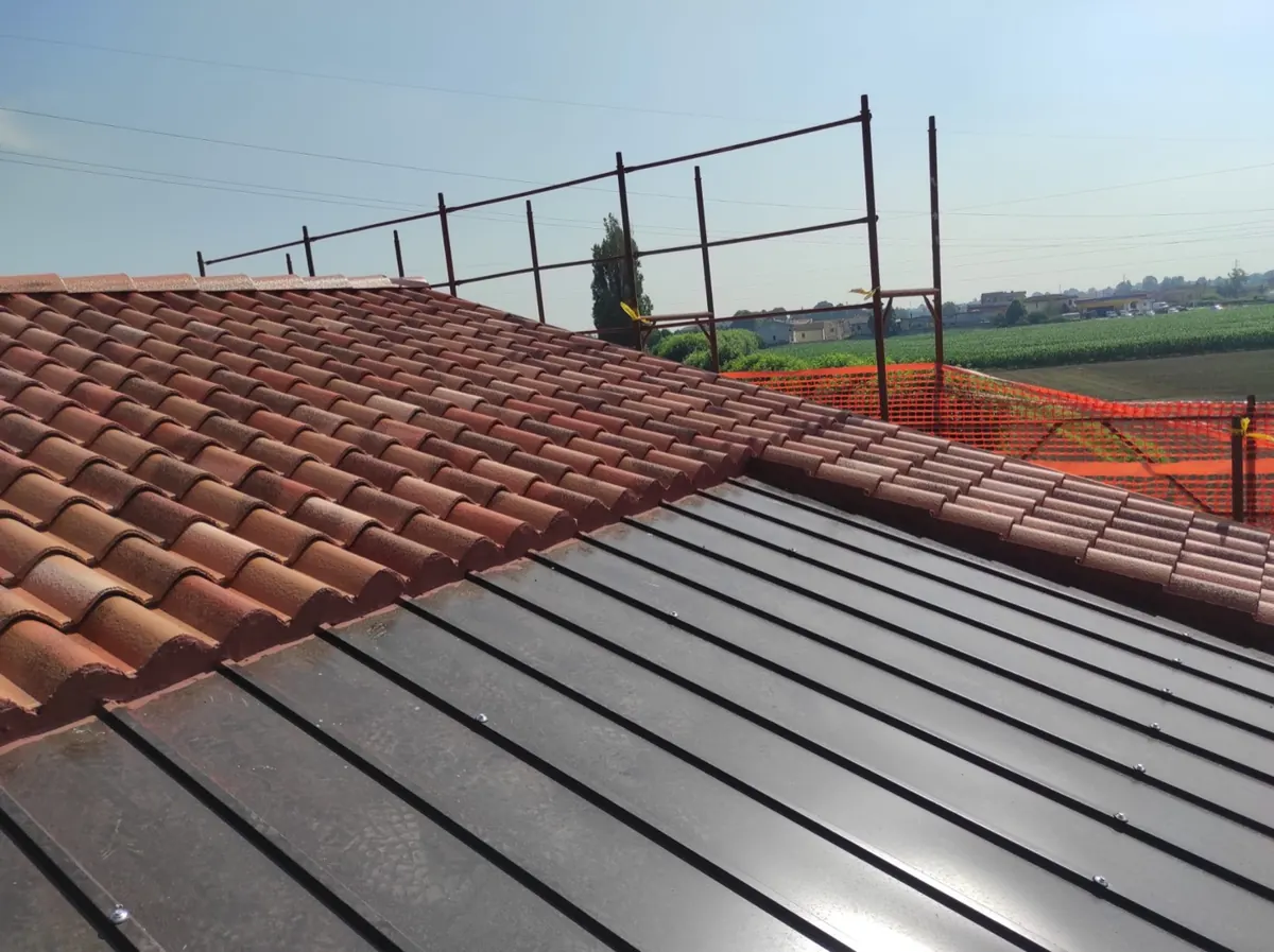 Copertura predisposta con binari e staffe per i pannelli fotovoltaici