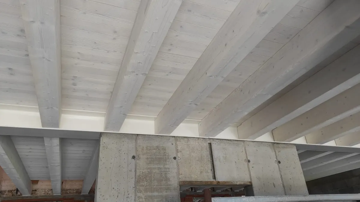 Solaio con travi in legno a vista e soffitto in tavelle