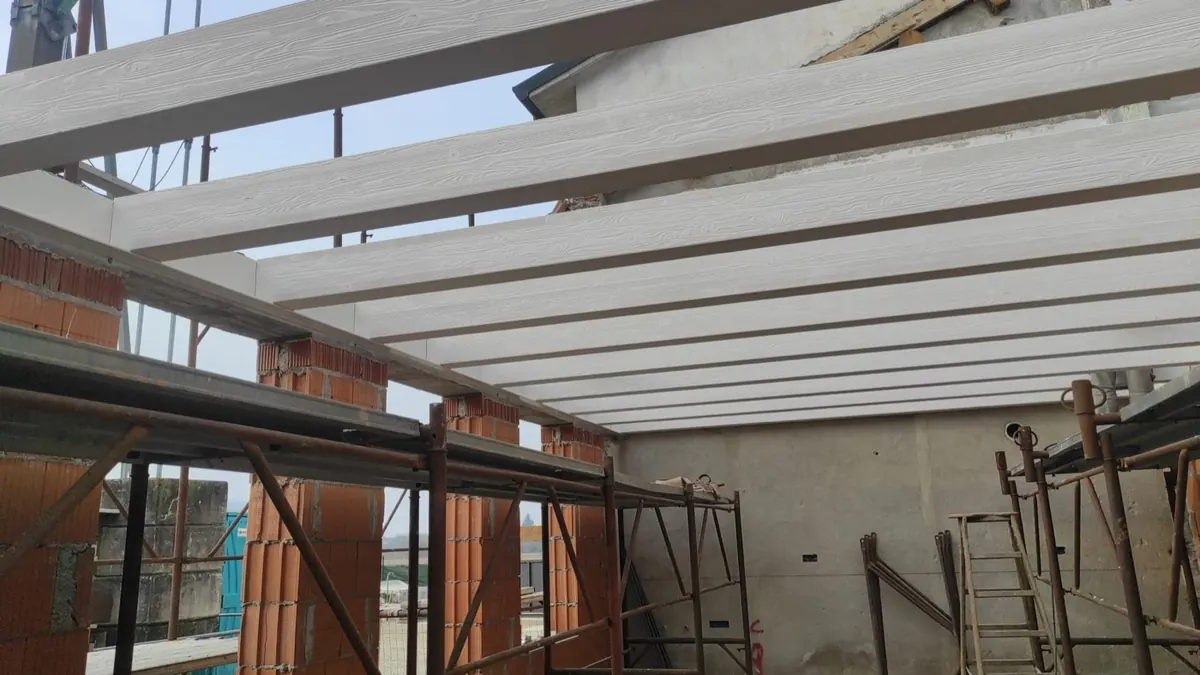 Struttura in legno del sottotetto con scala interna