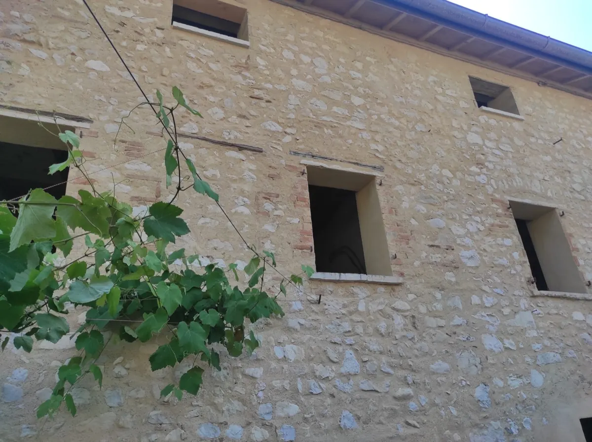 Muratura in sasso a vista sul prospetto esterno