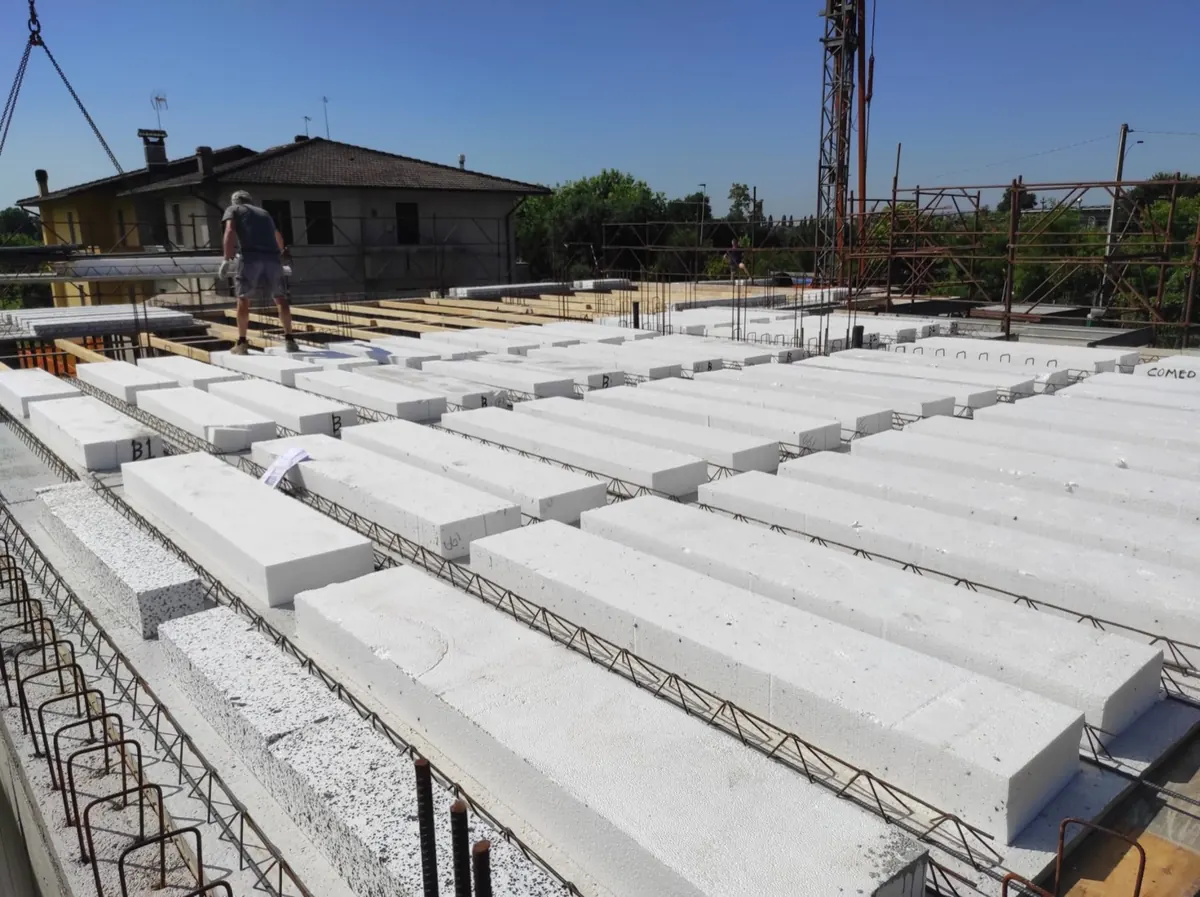 Solaio in laterocemento con travetti e blocchi in posa