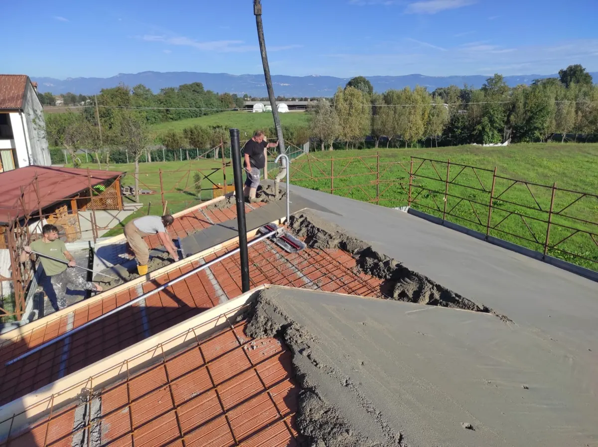 Struttura del tetto in costruzione con vista sulla campagna