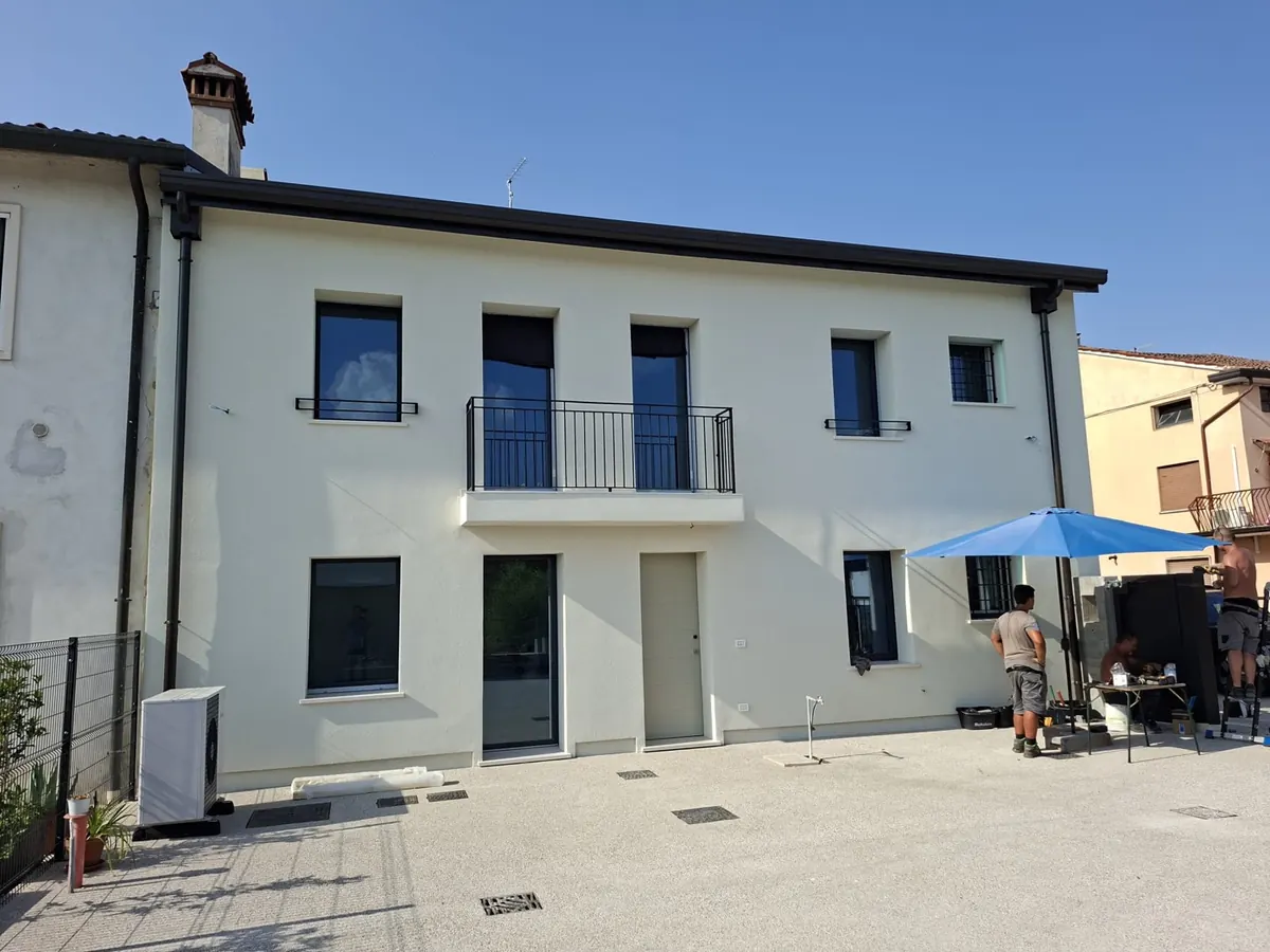 Edificio in ristrutturazione con ponteggio e facciata in lavorazione