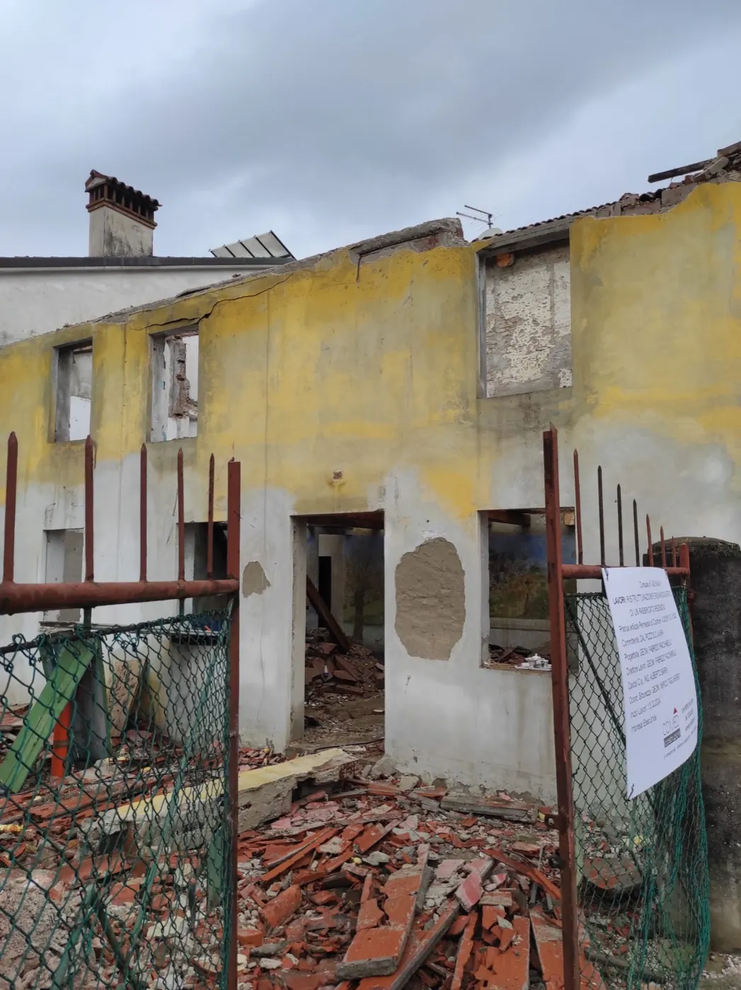 Facciata di una vecchia casa con intonaco rimosso prima del rifacimento