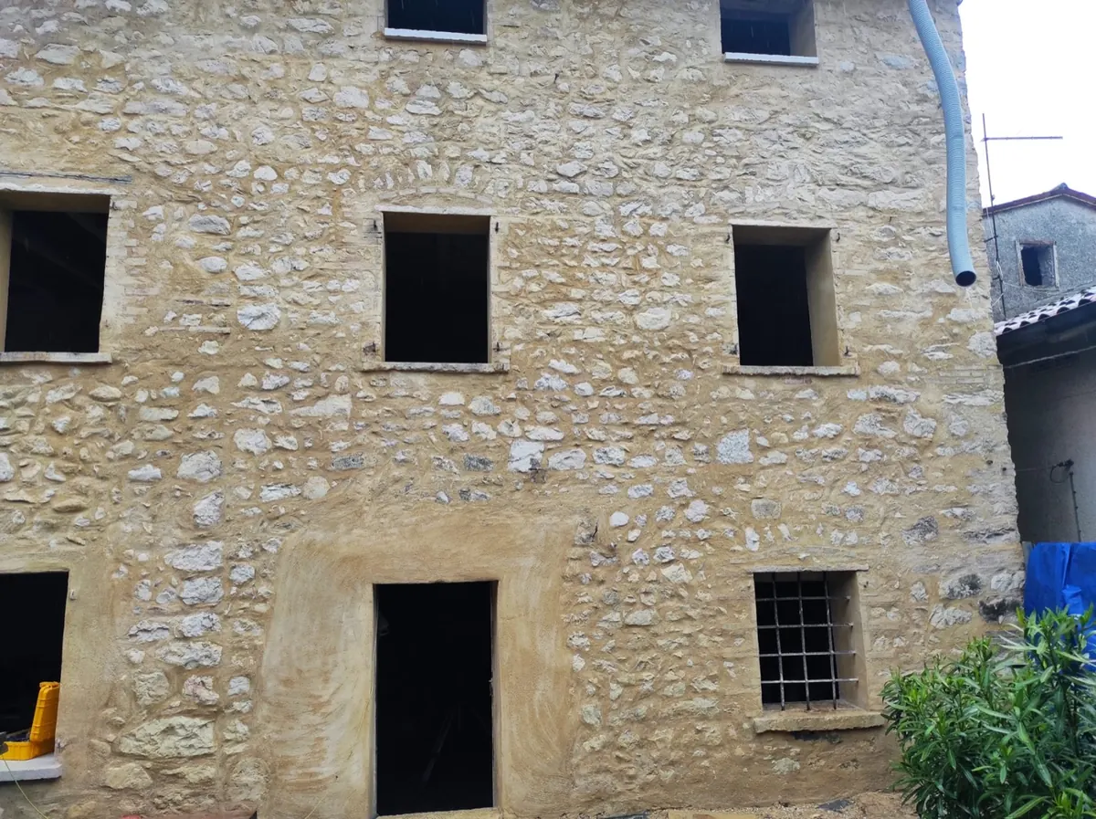 Prospetto in sasso a vista dopo il recupero delle murature