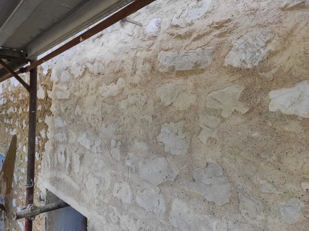 Dettaglio della muratura in sasso con giunti stilati